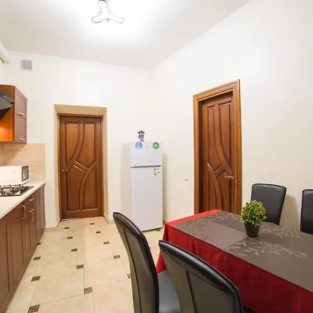 Cozy In Khmelnitsky Str. Apartment *